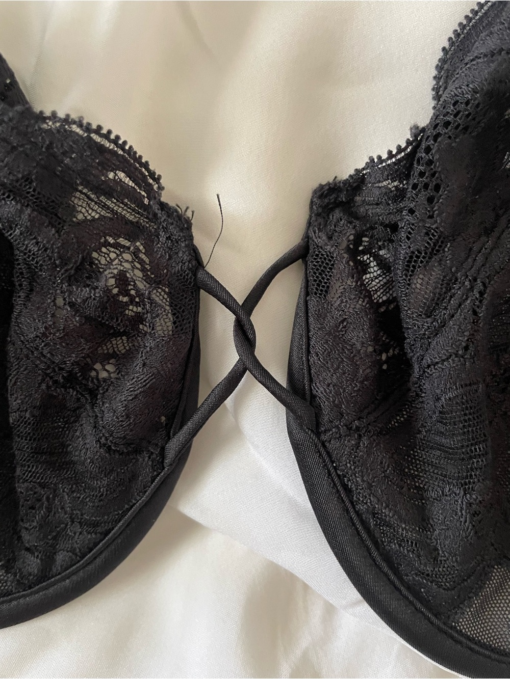 Vintage 90s Victorias Secret Black Lace Unlined Underwire Bra Criss Cross Bridge - Picture 6 of 6